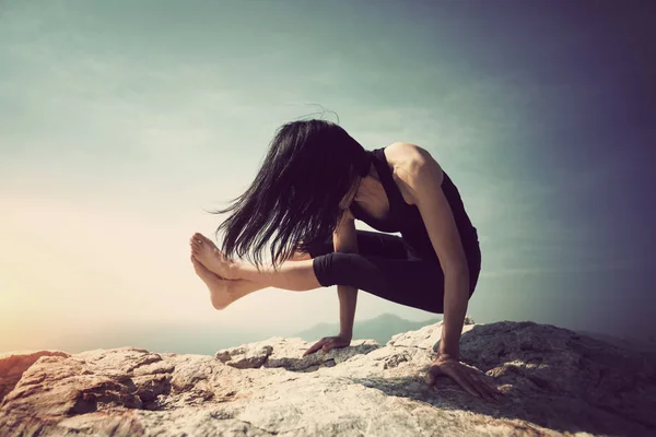 Young Woman Practicing Yoga Arm Balance Handstand Crane — Stock Photo, Image