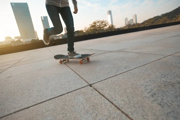 Patinadora Femenina Montando Con Monopatín Ciudad — Foto de Stock