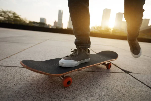 Jambes Skateboarder Équitation Avec Skateboard Sur Ville — Photo