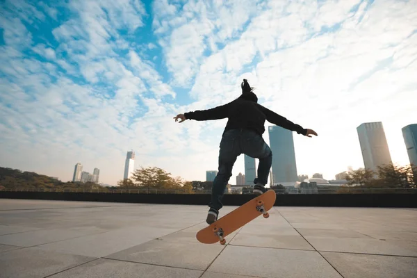 Skater Robi Trick Nazwie Ollie Parku Miejskiego Deskorolka — Zdjęcie stockowe