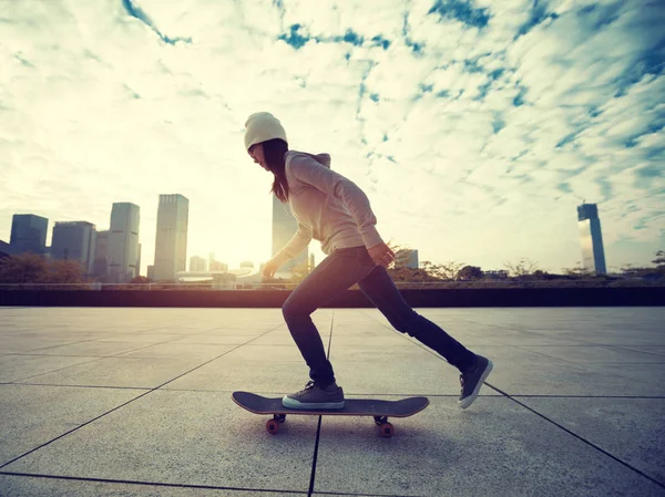 Patinadora Femenina Montando Con Monopatín Ciudad —  Fotos de Stock