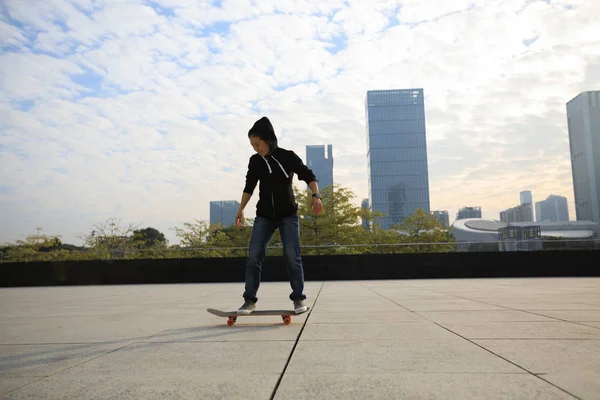 Skateboardåkare Ridning Med Skateboard Staden — Stockfoto