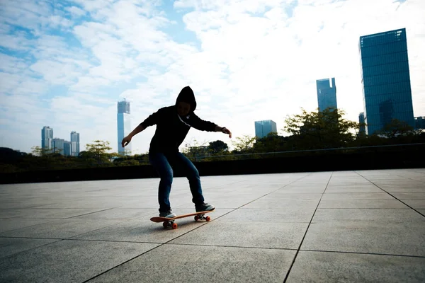 Vrouwelijke Skateboarder Rijden Met Skateboard Stad — Stockfoto