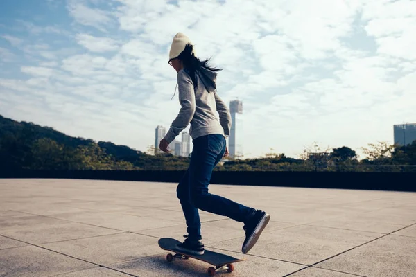 Kvinnliga Skateboardåkare Ridning Med Skateboard City — Stockfoto