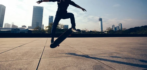 Skateboard Féminin Pratiquant Sur Skateboard Ville — Photo