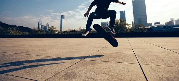 Skateboarder Benen Springen Met Skateboard Bij City — Stockfoto