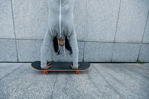 Skateboarder Femme Faisant Handstand Sur Skateboard Contre Mur — Photo