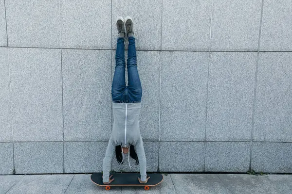 Bayan kaykaycı duvara kaykay üzerinde de amuda