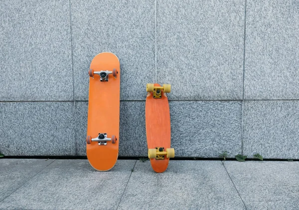 Twee Skateboards Tegen Grijze Muur — Stockfoto