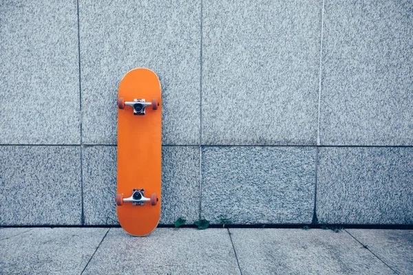 gri duvara bir kaykay