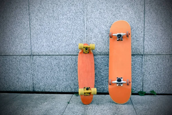 Dva Skateboardy Šedé Zdi — Stock fotografie