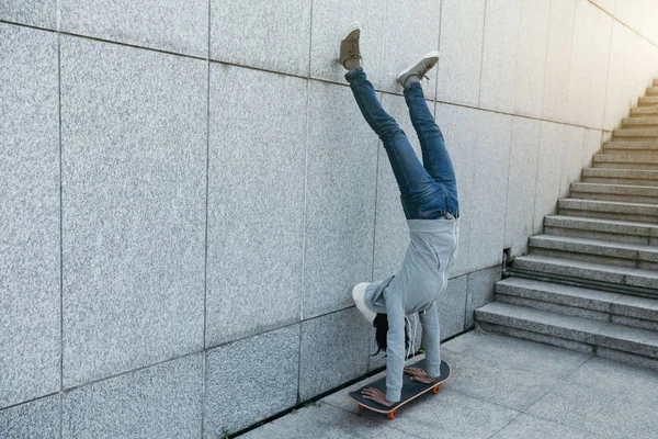 Kvinnliga Skateboardåkare Gör Handstand Skateboard Mot Vägg — Stockfoto