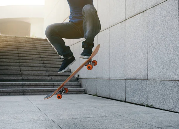 Vrouwelijke Skateboarder Springen Stad Met Skateboard — Stockfoto