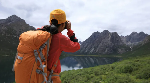 Ung Kvinna Fotograf Tar Bilden Bergen — Stockfoto