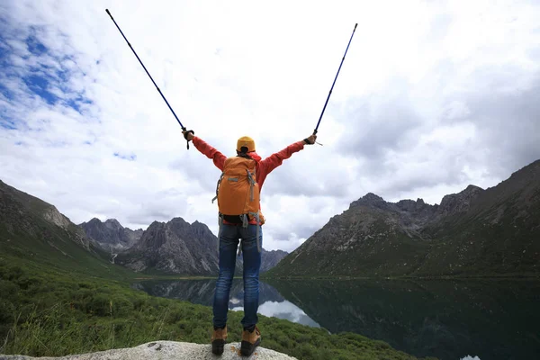 genç kadın dağlarda hiking tezahürat