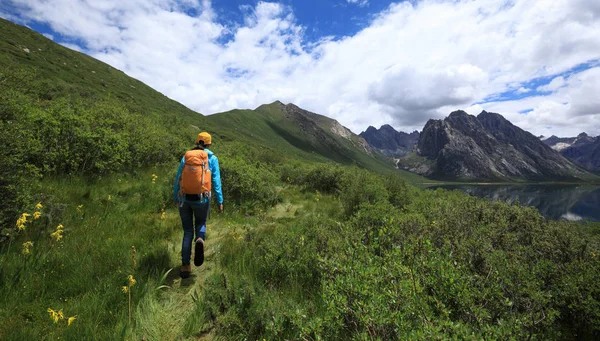 Yüksek rakımlı dağlarda yürüyüş sırt çantası olan kadın