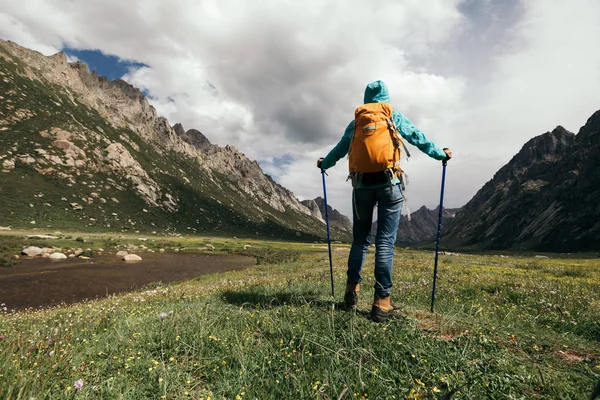 Uma Mulher Com Mochila Caminhadas Nas Montanhas Alta Altitude — Fotografia de Stock