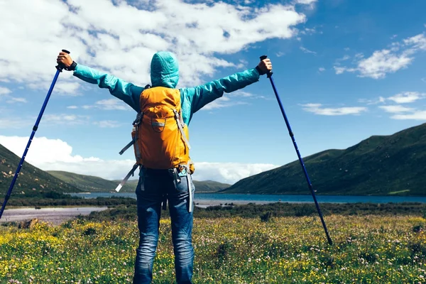 Young Woman Open Arms Hiking Mountains — Stock Photo, Image