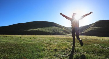 sırt çantasıyla kadın hiker dağlarda gündoğumu sırasında hiking