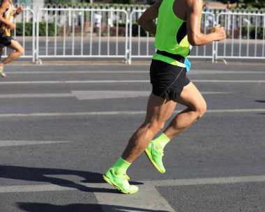 maraton koşucusu şehir yolda çalışan bacakları