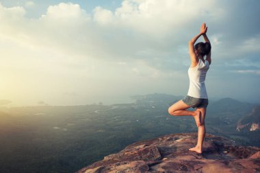 pratik Yoga dağ tepe adlı bir kadın