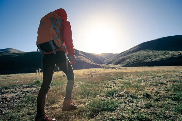 Backpacking Kvinna Vandrare Vandring Bergen Sunrise — Stockfoto