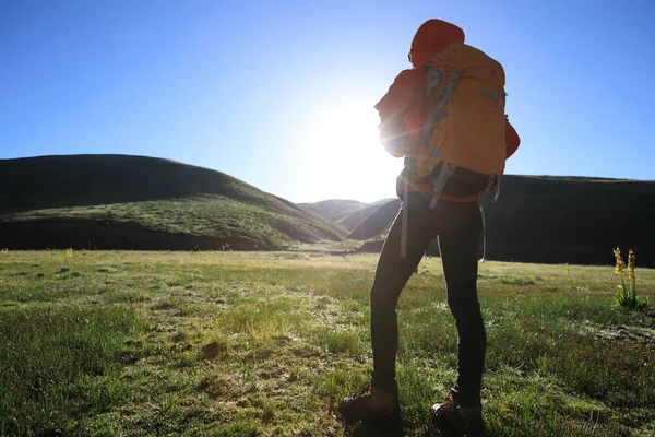 sırt çantasıyla kadın hiker dağlarda gündoğumu sırasında hiking