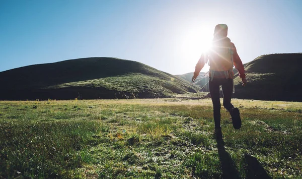 Mochila Mulher Caminhante Caminhadas Nas Montanhas Durante Nascer Sol — Fotografia de Stock