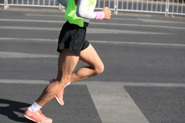 도시도로에서 마라톤 선수의 — 스톡 사진