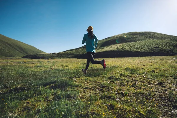 Joven Fitness Mujer Trail Runner Corriendo Aire Libre —  Fotos de Stock