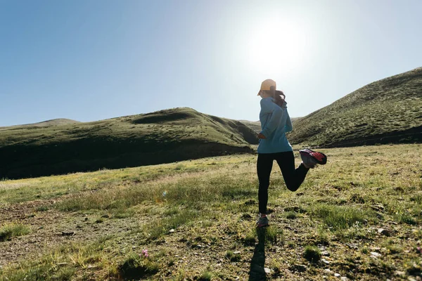 屋外を実行する若いフィットネス女性トレイル ランナー — ストック写真