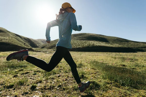 açık havada çalışan genç fitness kadın iz runner