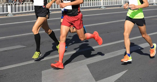 Maratone Corridori Gambe Esecuzione Sulla Strada Della Città — Foto Stock