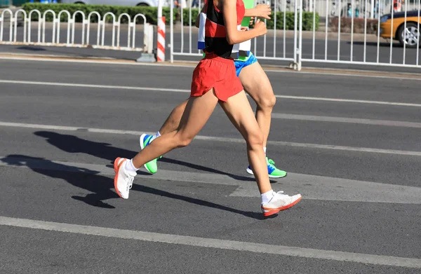 Maratone Corridori Gambe Esecuzione Sulla Strada Della Città — Foto Stock