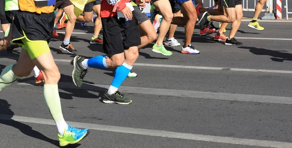 Piernas Corredores Maratón Corriendo Por Carretera Ciudad —  Fotos de Stock