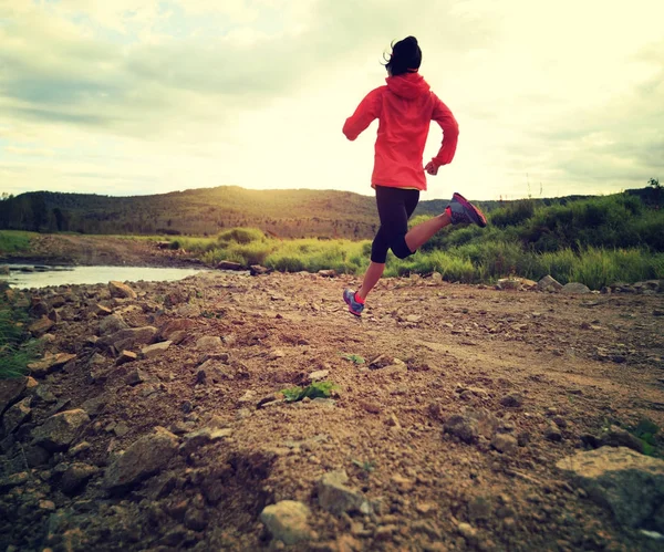 Gün Batımı Dağı Nda Çalışan Sportif Runner Kadın — Stok fotoğraf