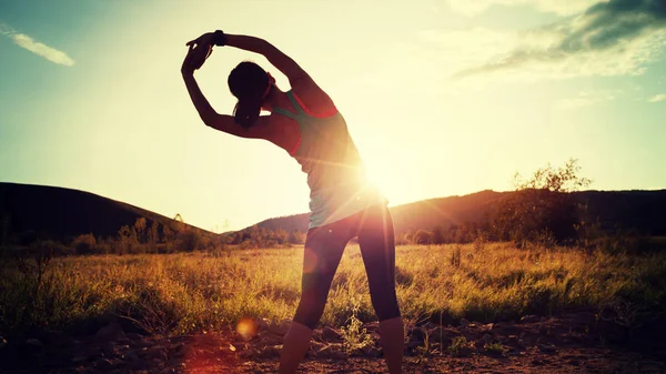 Sendero Corredor Mujer Estirando Brazos Antes Correr Puesta Del Sol — Foto de Stock