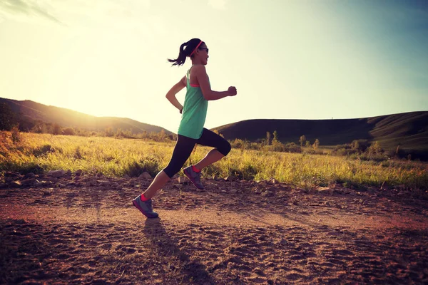 Sporty Trail Runner Woman Running Sunset Mountain — Stock Photo, Image