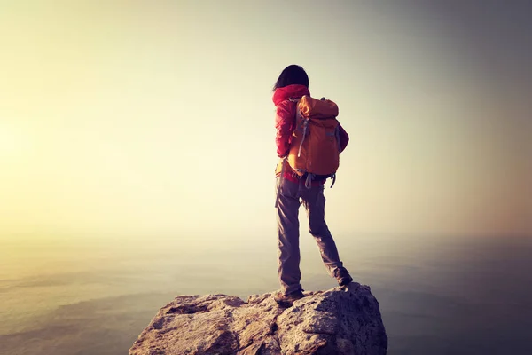 Wanderin Mit Rucksack Steht Auf Klippe Meer — Stockfoto