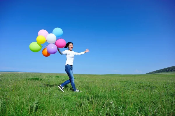 Jonge Aziatische Vrouw Met Ballonnen Groene Weide — Stockfoto