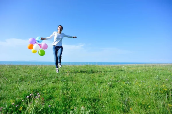 Jonge Aziatische Vrouw Met Ballonnen Springen Groene Weide — Stockfoto