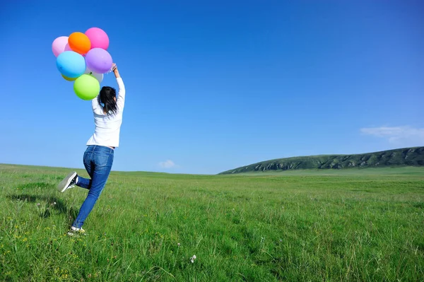 Yeşil Çayır Üzerinde Balonlu Genç Asyalı Kadın — Stok fotoğraf