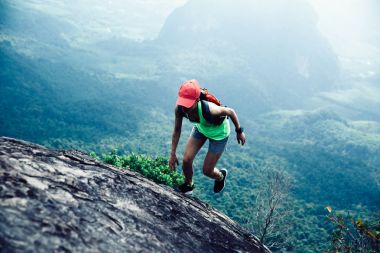 Dağın tepesinde çalışan genç fitness kadın
