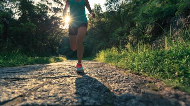 Genç fitness kadın atlet orman iz üzerinde çalışan