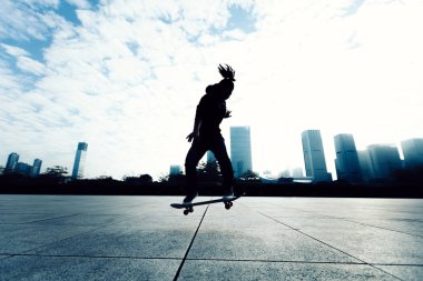 Kaykaycı şehir kaykay ile bir hile yapıyor