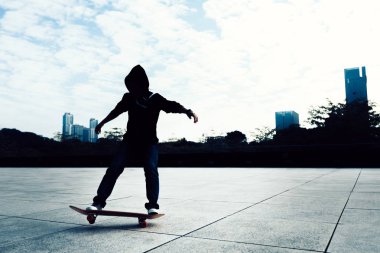 kaykay ile şehir üzerinde sürme bir kaykaycı