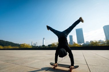 Bayan kaykaycı City kaykay üzerinde de amuda