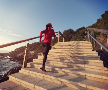 sahil yolu üzerinde yukarı çalışan sportif fitness kadın