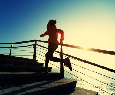 sahil yolu üzerinde yukarı çalışan sportif fitness kadın