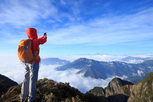 Kvinna Backpacker Tar Selfie Med Smartphone Bergstopp — Stockfoto